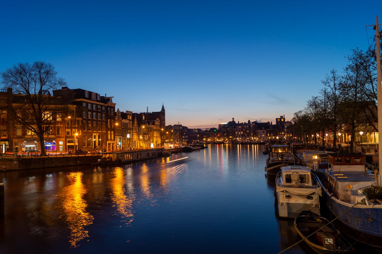 Amsterdam-canal-at-night-with-lights